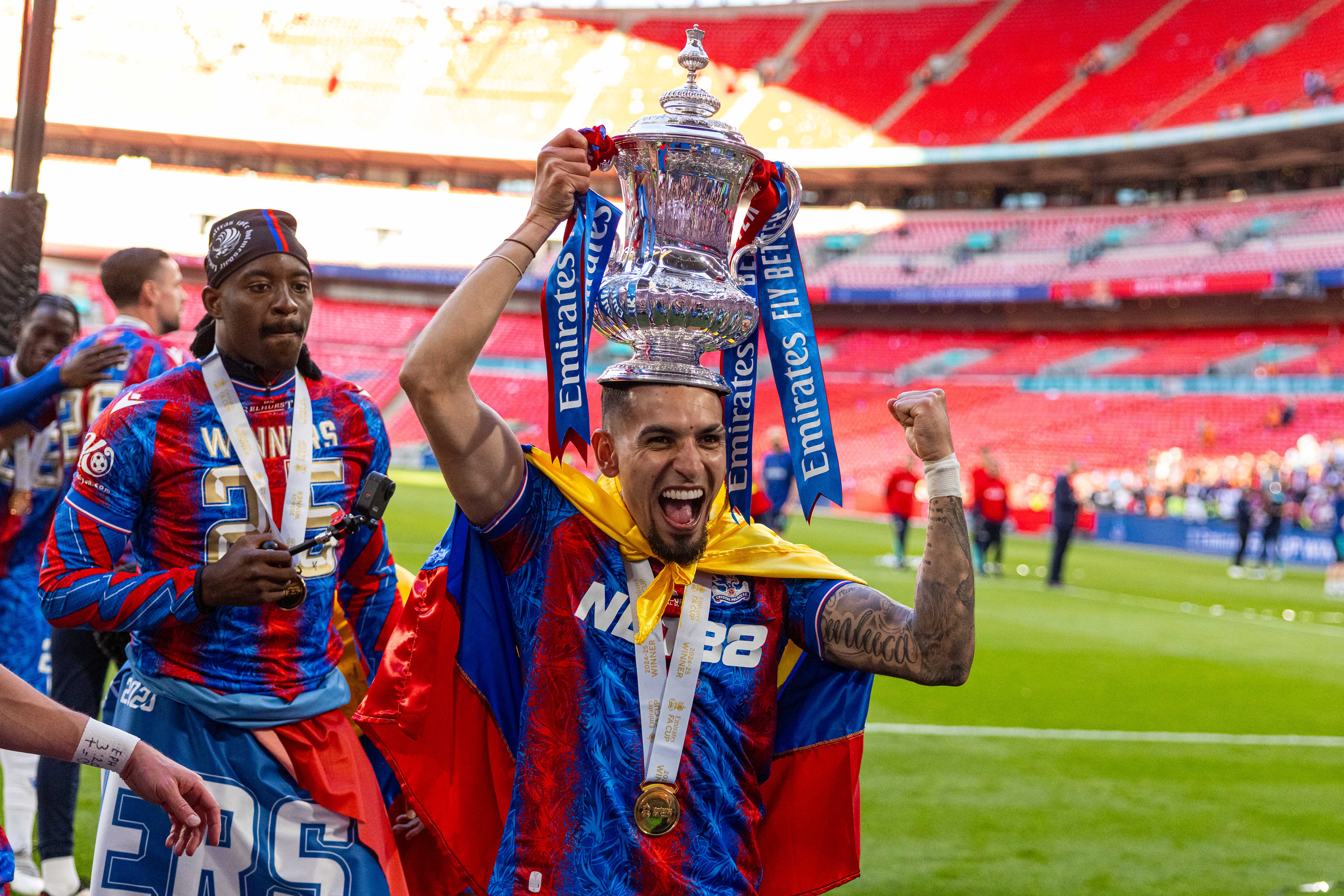 包含水晶宫主场大胜，重回积分榜前列的词条