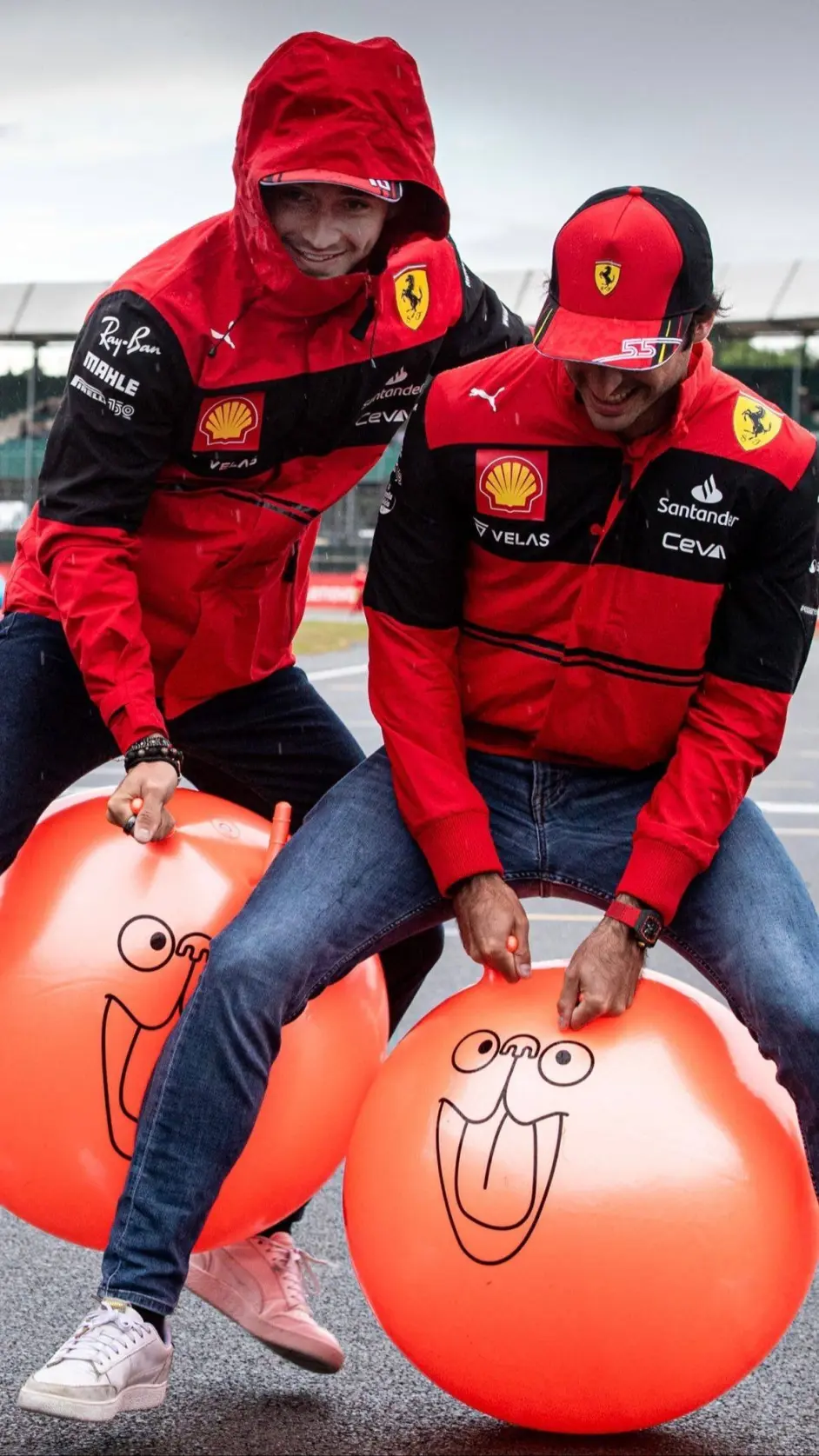 开云体育平台APP-梅赛德斯险胜哈斯车队，塞恩斯扛起全队的简单介绍