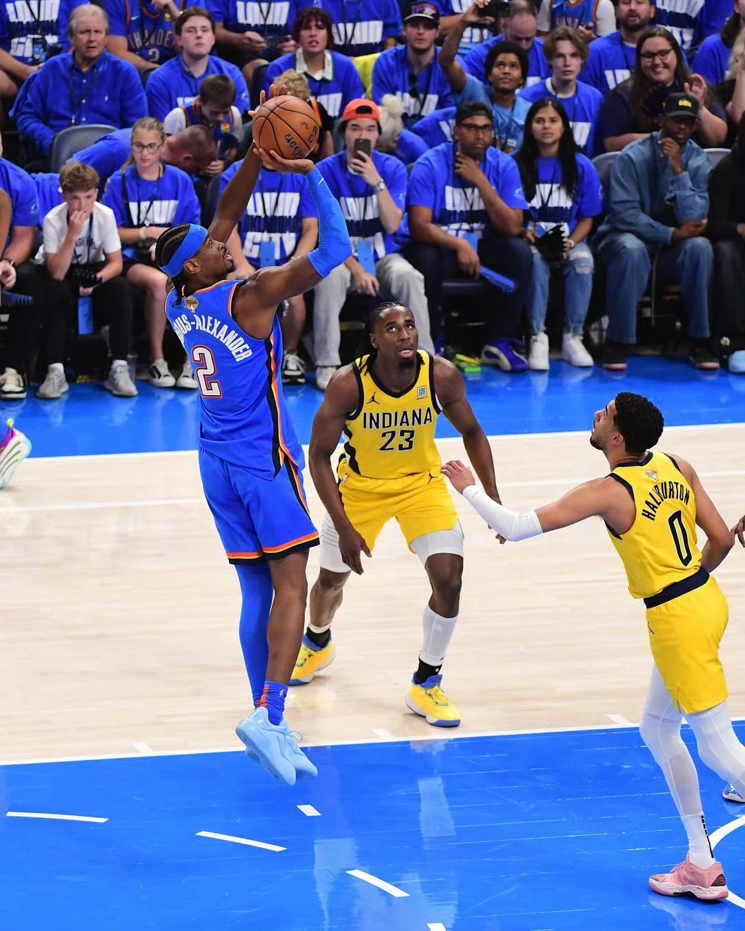 步行者连胜老鹰保持领先，湖人逆转掘金取胜